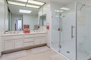 Palm Desert Condo w/ Patio & Golf Course Views