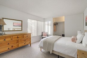 Palm Desert Condo w/ Patio & Golf Course Views