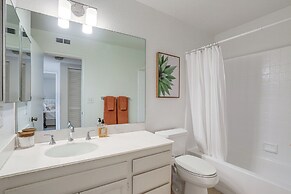 Palm Desert Condo w/ Patio & Golf Course Views