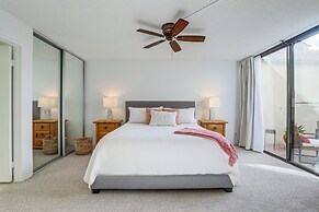 Palm Desert Condo w/ Patio & Golf Course Views