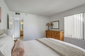 Palm Desert Condo w/ Patio & Golf Course Views