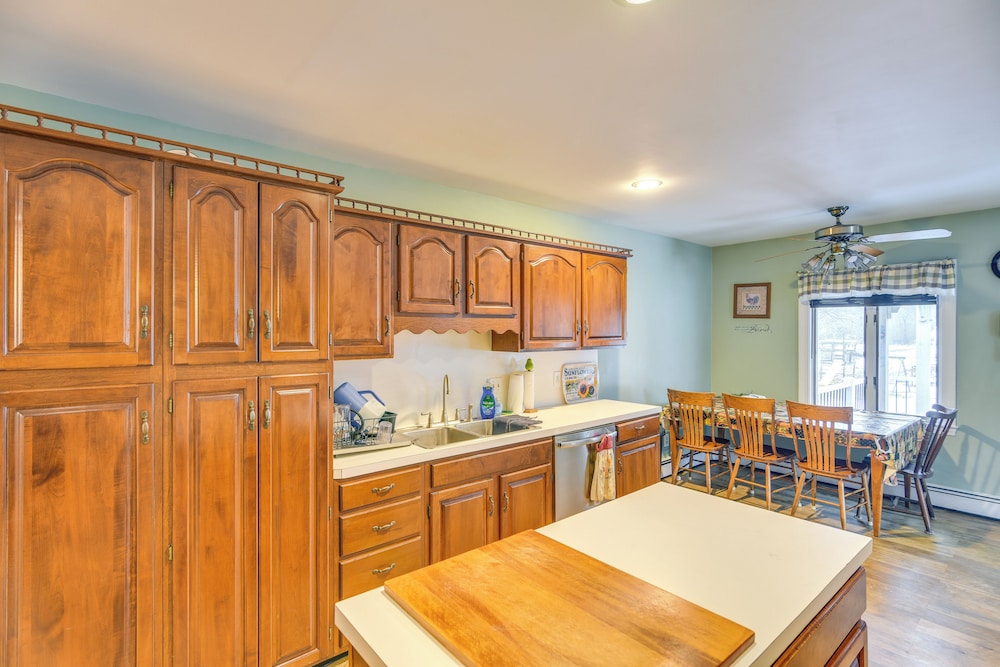 Bellingham Retreat w/ Fire Pit + Lake Access!