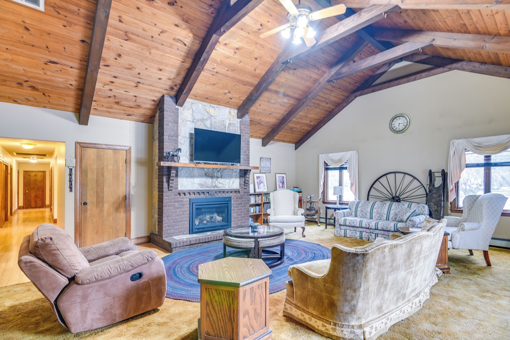 Bellingham Retreat w/ Fire Pit + Lake Access!