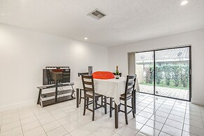 15 Mi to Beach: Modern Coral Springs Home