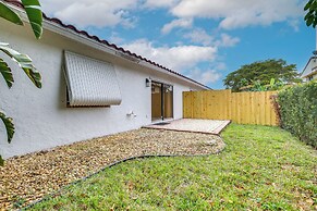 15 Mi to Beach: Modern Coral Springs Home