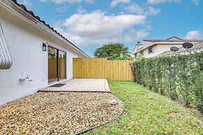 15 Mi to Beach: Modern Coral Springs Home