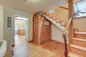 Peaceful Bryson City Cabin w/ Hot Tub & Deck!