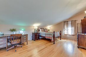 Peaceful Bryson City Cabin w/ Hot Tub & Deck!