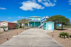 Wade Into Life 3 Bedroom Home by RedAwning