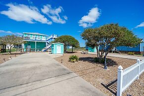 Wade Into Life 3 Bedroom Home by RedAwning