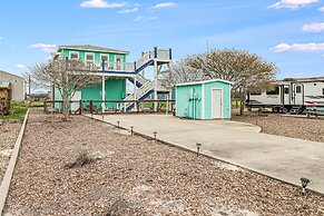 Wade Into Life 3 Bedroom Home by RedAwning