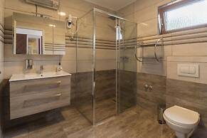 Mar - With Pool - R6