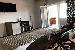 Mar - With Pool - R6