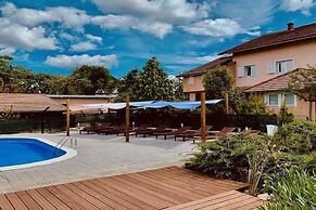 Mar - With Pool - R9