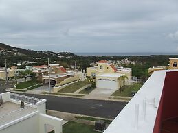 Beautiful Home At The Hill With Private Pool
