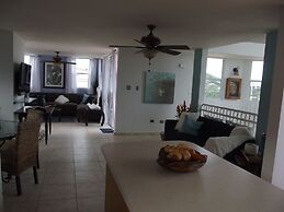 Beautiful Home At The Hill With Private Pool