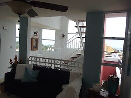 Beautiful Home At The Hill With Private Pool