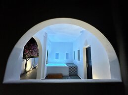 Santorini Miracles Suites, Adults Only
