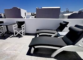 Santorini Miracles Suites, Adults Only