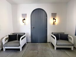 Santorini Miracles Suites, Adults Only