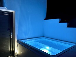 Santorini Miracles Suites, Adults Only