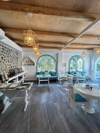 Santorini Miracles Suites, Adults Only