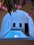 Santorini Miracles Suites, Adults Only