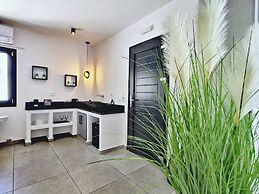 Santorini Miracles Suites, Adults Only