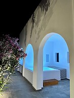 Santorini Miracles Suites, Adults Only