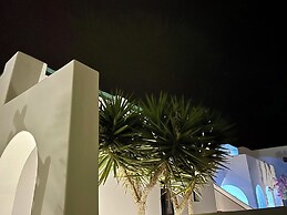 Santorini Miracles Suites, Adults Only