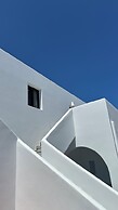 Santorini Miracles Suites, Adults Only