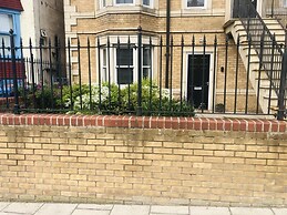 Beautiful 1-bed Apartment in Scarborough