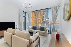 Bright 2BR in top Creek Rise Tower