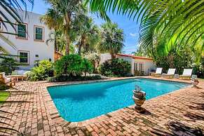 Villa Blanca 4bd 3.5ba Private Pool and Parking