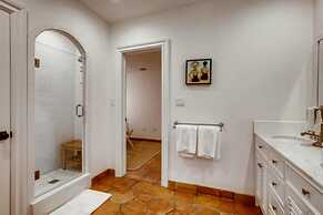 Villa Blanca 4bd 3.5ba Private Pool and Parking