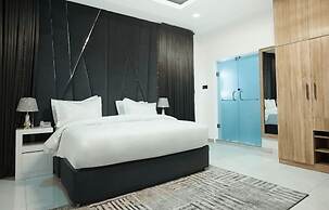 House 12 studios suites