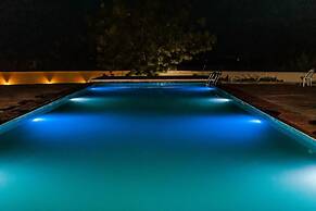 House 12 studios suites