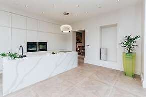 Wisteria House - Sleeps 11