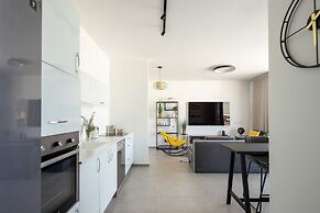 HaCarmel Market Vibrat Apt by Sea N Rent