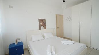 The Beachfront Apartment