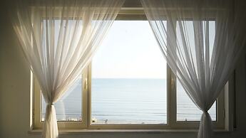 The Beachfront Apartment