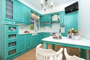 Coral Cottage House by A&D Properties