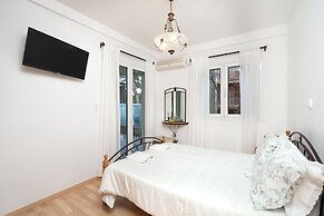 Coral Cottage House by A&D Properties