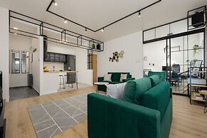 Warsaw Apartment With Terrace by Renters