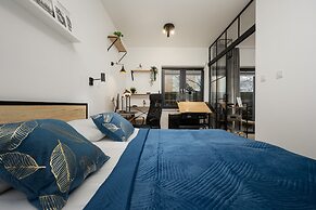 Warsaw Apartment With Terrace by Renters