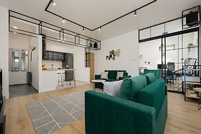 Warsaw Apartment With Terrace by Renters