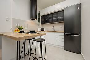 Warsaw Apartment With Terrace by Renters