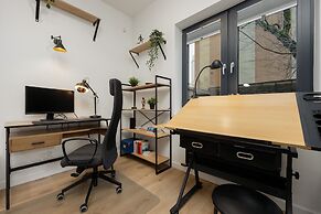 Warsaw Apartment With Terrace by Renters