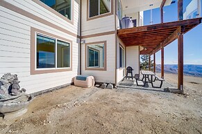 Cozy Chelan Apartment w/ Epic Mountain Views!