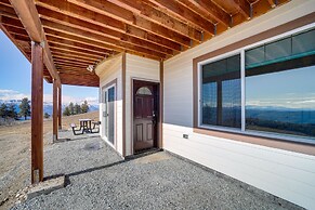 Cozy Chelan Apartment w/ Epic Mountain Views!